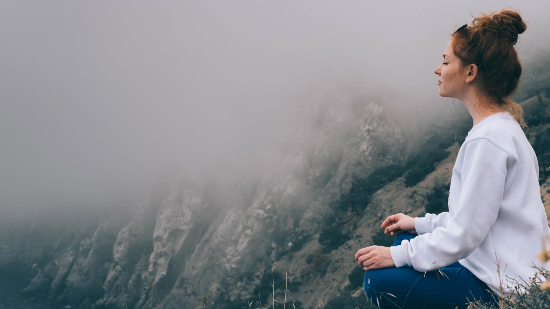 Heilung durch Meditation: Frau meditiert