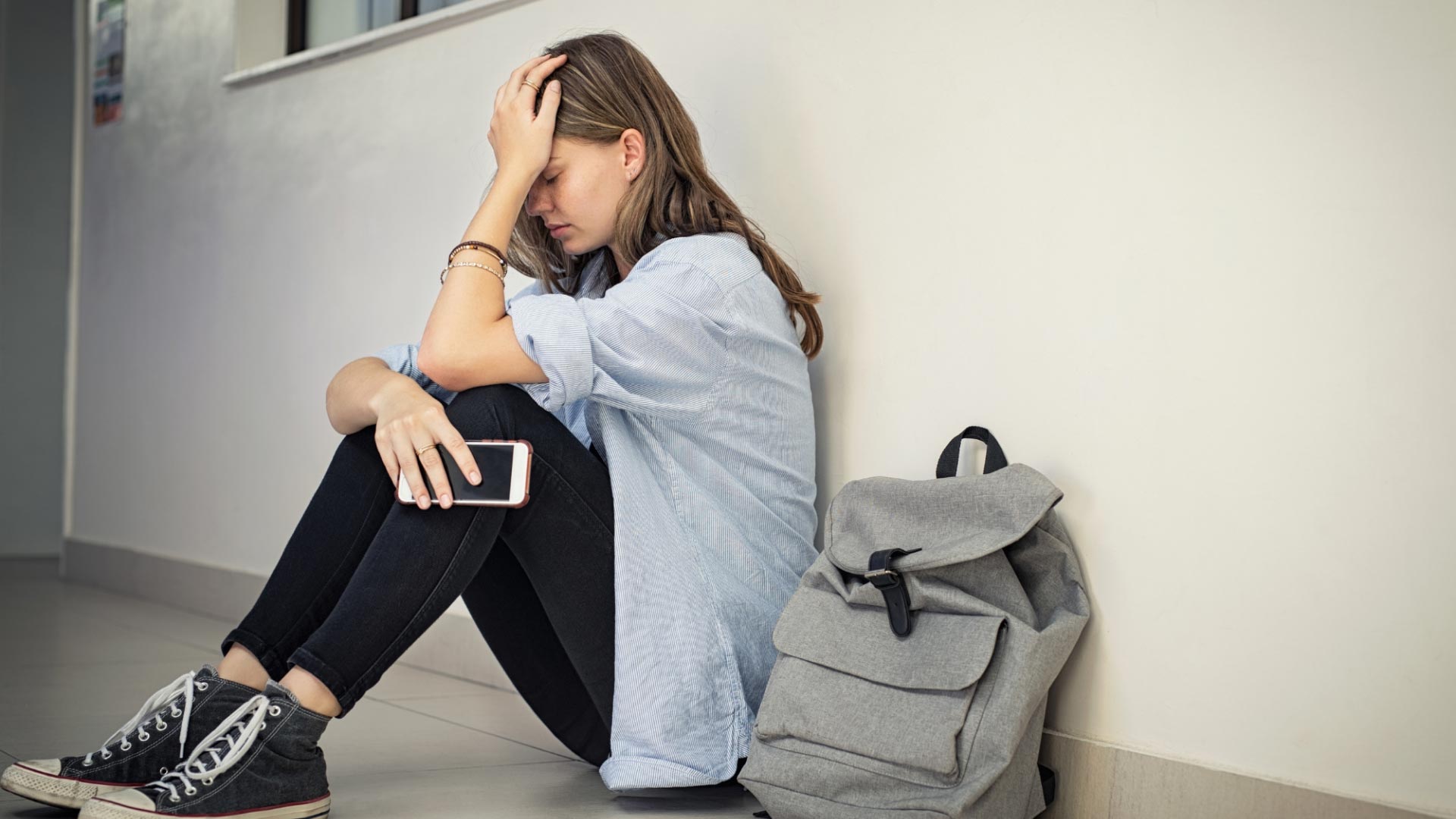Krankheiten und Emotionen als Botschaften: Frau denkt nach