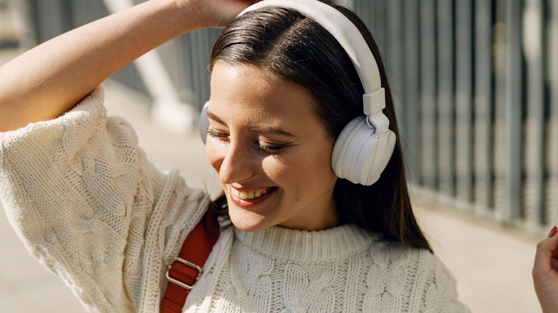 Krankheiten und Emotionen als Botschaften: Frau hört Musik