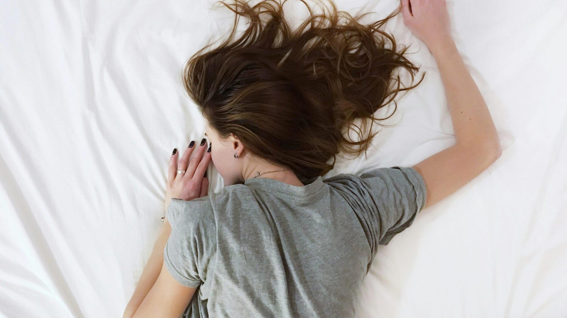 Krankheiten und Emotionen als Botschaften: Frau im Bett