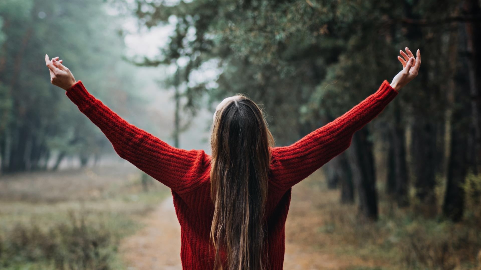 Raus aus der Angst: Frau im Wald
